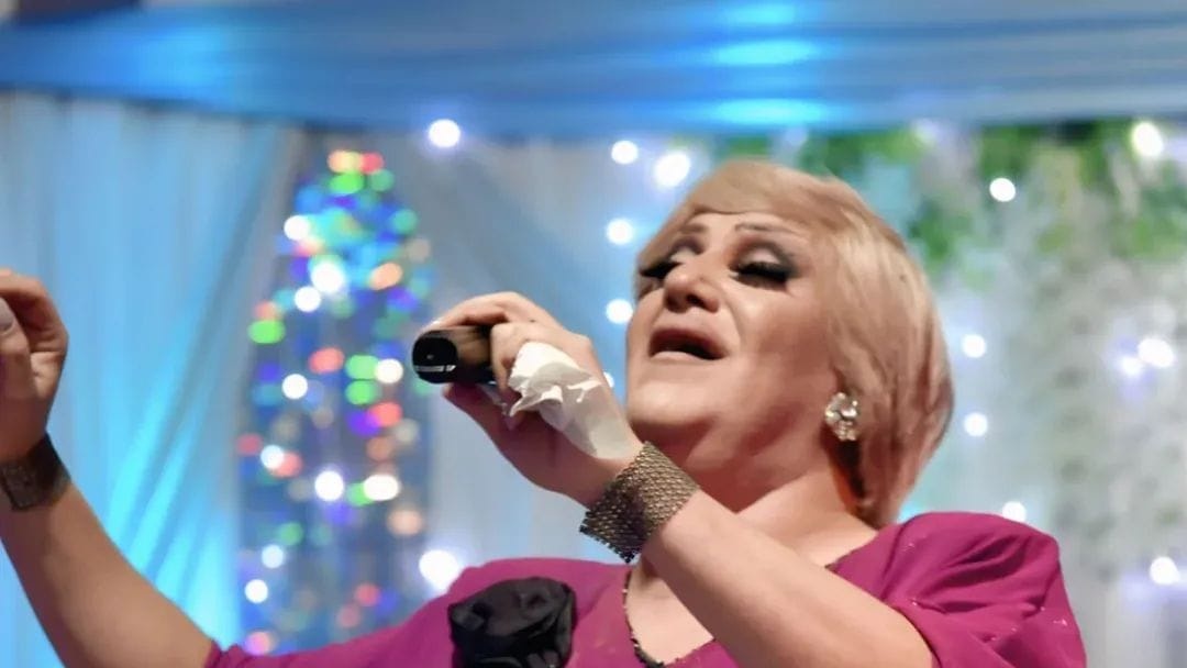 FIESTA ANIVERSARIO LAS TONINAS: Axel Glamour y Brillo en el escenario